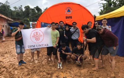 Mahasiswa DPM Bantu Korban Banjir Lebak