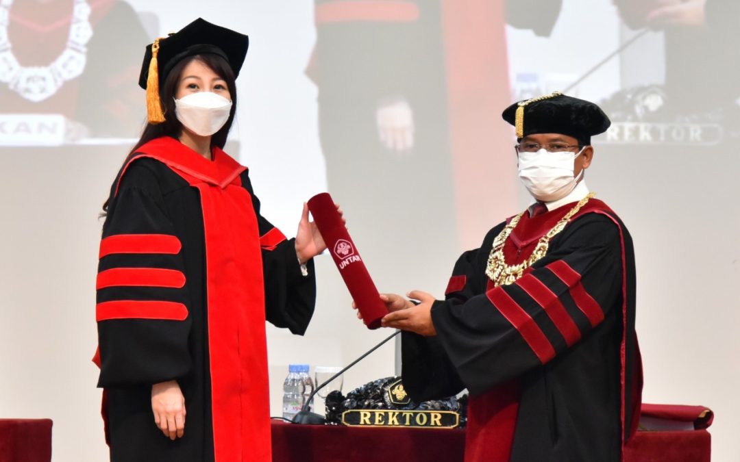 Teliti Penggunaan Klausula Eksonerasi Sebagai Upaya Perlindungan Hukum Terhadap Notaris, Fenny Menjadi Doktor Ilmu Hukum Ke-10 Untar