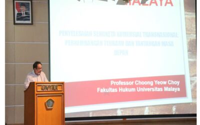 PROFESOR CHOONG YEOW CHOY DARI UNIVERSITAS MALAYA SEBAGAI PEMATERI DI SEMINAR NASIONAL DIES FH UNTAR KE-55