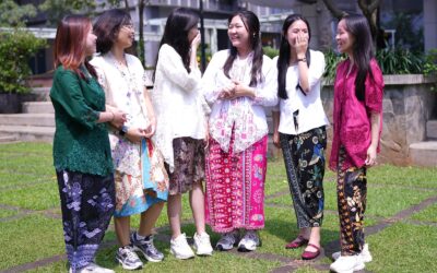 Evolusi Padu Padan Kebaya, dari Kain hingga Jeans dan Sneakers